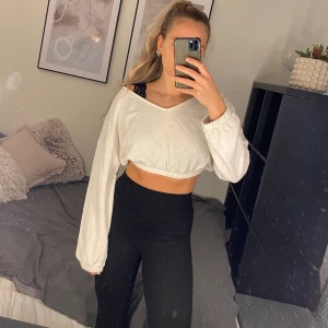 NLYtrend Vit croppad tröja  - Snygg och skön lite tjockare croppad tröja köp på Nelly (NLYtrend). Fint skick och inga slitningar i sömmar eller dylikt.