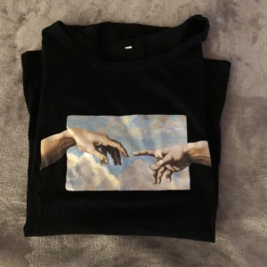 Svart t-shirt med tryck - Säljer min coola svarta T-shirt med ett galet ballt tryck på! ❤️‍🔥