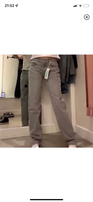 Low waist jeans!! - Säljer nu dessa supersnygga och populära low waist jeansen från gina i strlk 34! Använda kanske 3 gånger (inprincip som nya) och säljer pga att de blivit lite stora för mig😊nypris 500 kr!  Hör av er vid fler frågor! BUDA!!! 