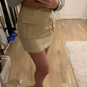 Jeanskjol - Beige Jeanskjol med fickor i storlek 40 (som en medium i storlek). Använd få gånger.