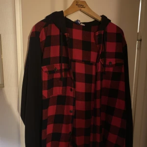 Skjorta med luva - Skjorta med luva och armar. Köpt på HM 2019, använd några få gånger. Storlek XL, jättevarm och len innuti. 