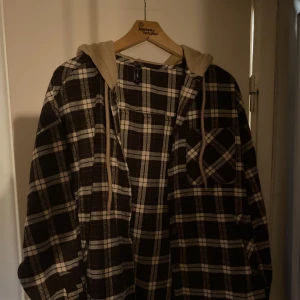 Skjorta med luva - Skjorta med luva. Impulsköp, knappt använd. Storlek XL/L - väldigt oversized och mysig. Stor luva också 🥰