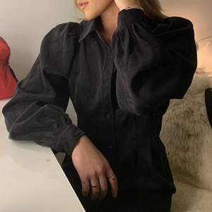 Knäppbar skjorta i manchesterbyxor från Gina Tricot.🖤🖤 Bud är bindande!!! Köp direkt för 200kr!