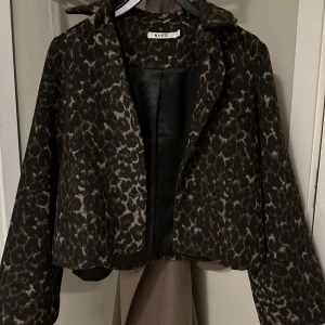 Kort kappa från NA-KD - Säljer denna korta kappa från NA-KD, supersnygg och har gillat så mycket men kommer inte till användning… Snygg detalj med vida armar och går att knäppa med knappar! Strl 36 men passar även 34. Bud är bindande!! Köp direkt för 400kr🤍