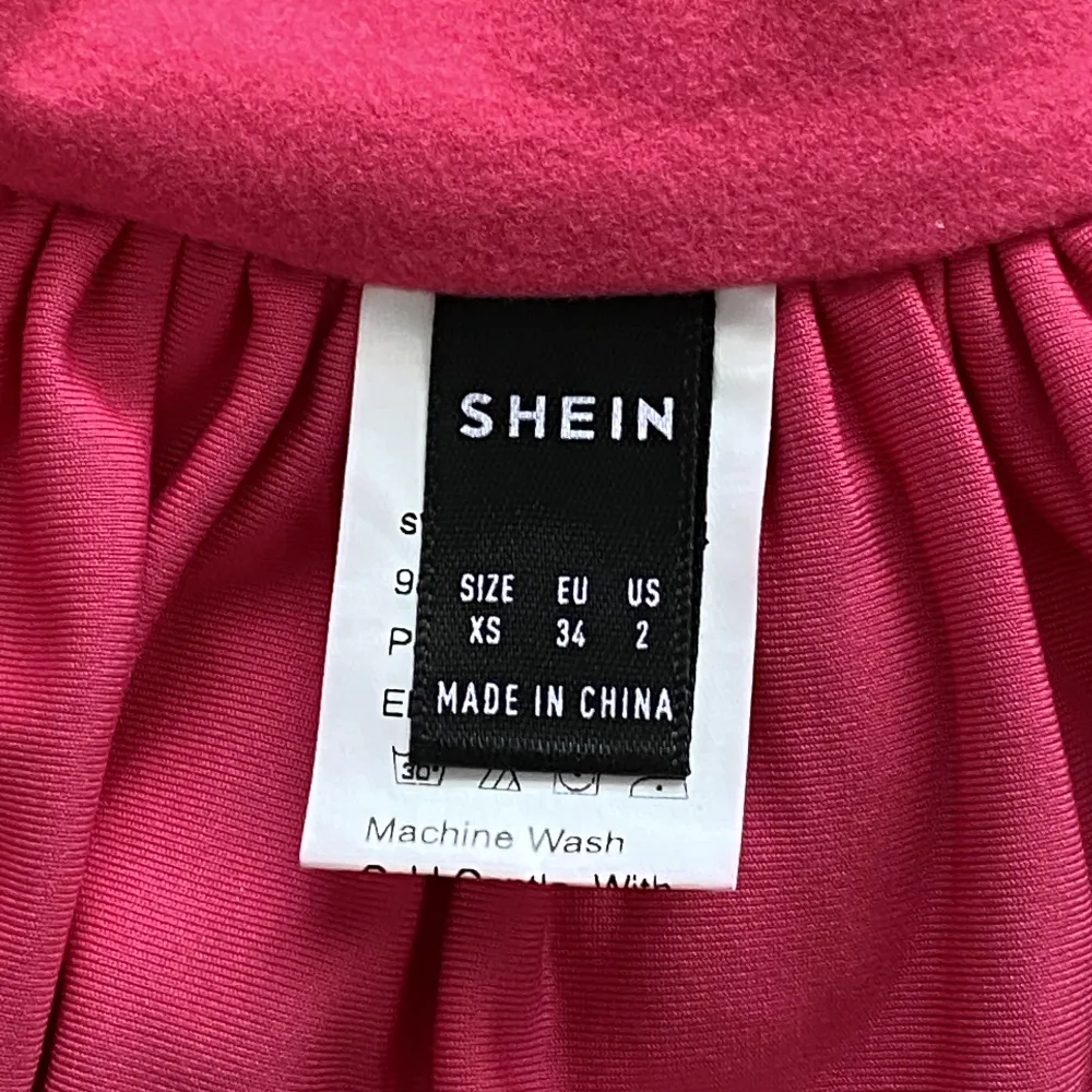 Fin rosa knyttopp man kan knyta på lite olika sätt från shein. Storlek xs, säljer för 50 kr. Köpare står för frakten. 💖. Toppar.