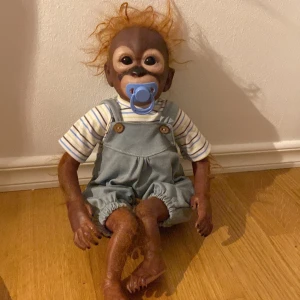 Reborn apa - Jättegullig reborn docka i form av en apa!!! NYSKICK! Köptes för cirka en tusenlapp och säljs nu för 600 kr. Har även lagt upp en annons på blocket men ingen har riktgt nappat. Frakten är 40 kr!