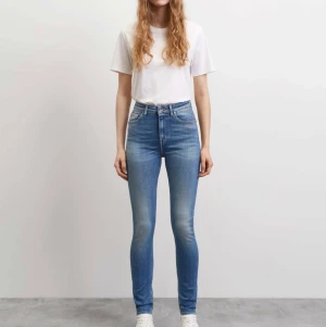 Shelly Jeans storlek 28/32 - NYPRIS 1399kr. Jag är 179cm lång och de passar perfekt på mig. Sköna och stretchiga i materialet med en lite ”shaping” effekt. Från Tiger Of Sweden. Färg Royal Blue. Som nya. Säljer pga lite för små för mig. 
