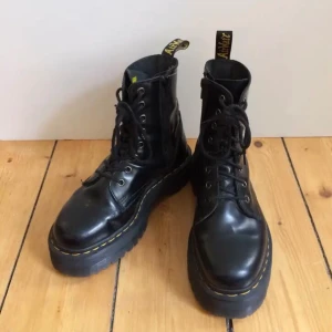 Dr Martens Jadon strl 38 / strl 5 - Fint skick! Men har liite veck. Inga tecken på att sulan börjat lossna eller liknande. :-) Kan mötas upp i Stockholm eller Göteborg. Om ska skickas, rekomenderas att pröva skorna i butik först eftersom de är lite små i storlekarna. :-) 