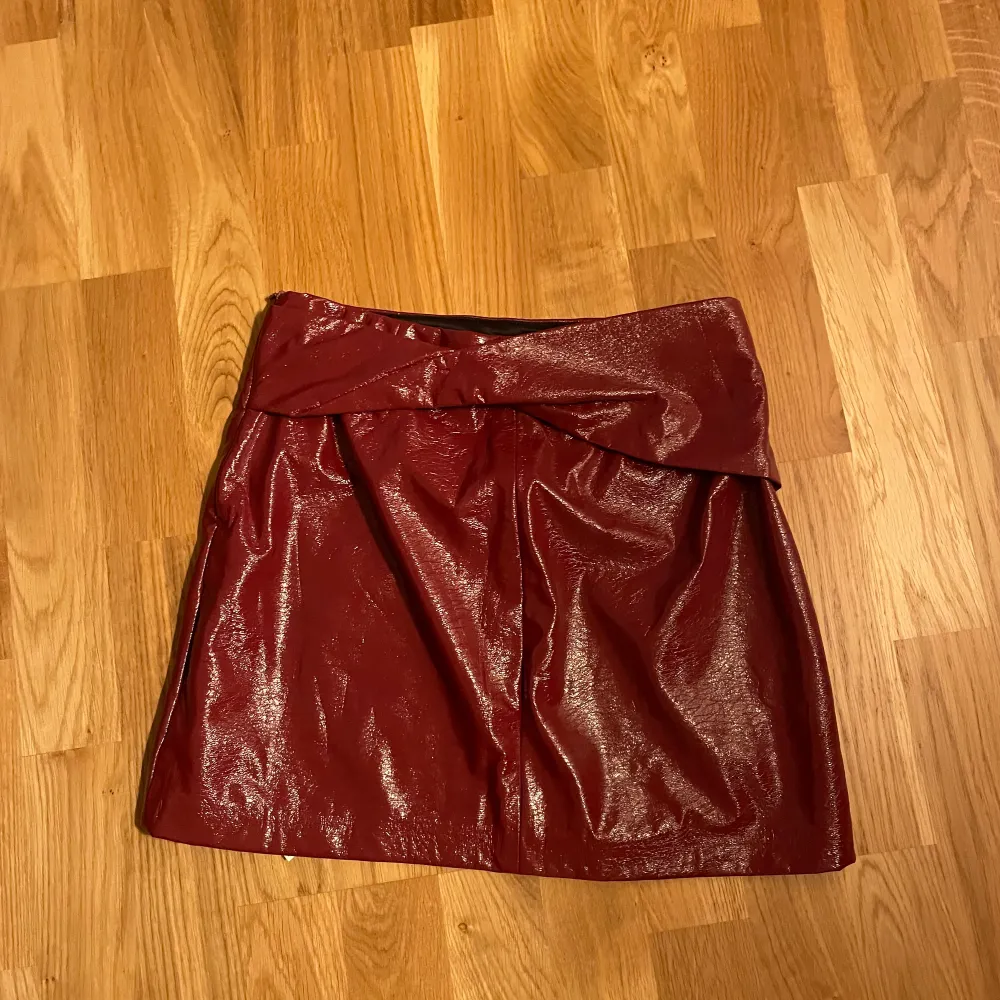 Gullig kort kjol i rött fake läder. Använd en gång. . Kjolar.