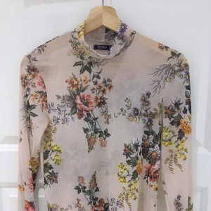 Tröja  - Blommig långärmad tröja från Berska i storlek M.  I mycket fint skick.