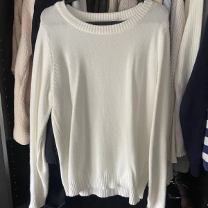 MJUK stickad tröja  - Vit stickad från Vila, så mjuk och använd en gång. Storlek M för ville ha en lösare passform på mig som är xs/s! Perfekt nu till höst & vinter💞nypris 279kr. Spårbar frakt 57kr!
