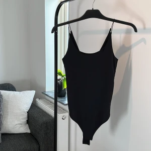 Svart body - Knappt andvänd, lika bra skick som när jag köpte den.  Storlek S och är väldigt stretchig. 