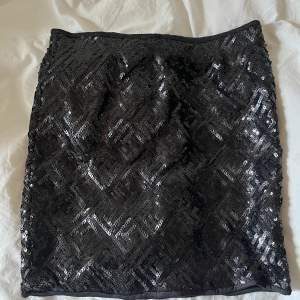 I princip helt ny svart paljett / glittrig kjol från vero Moda i storlek S. Super stretchig och skönt material inuti! Frakt 52kr💕