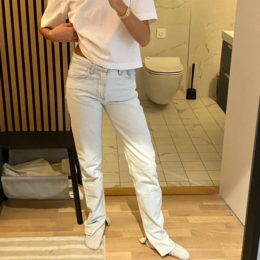 Mid-waisted jeans från Zara med slits❣️sista bilden visar färgen på dem bäst. Jeans & Byxor.