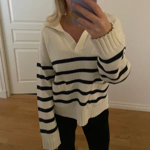 Randig stickad tröja  - Säljer min fina randiga stickade tröja ifrån Lindex, har tyvärr inte kommit till användning bara några fåtal gånger så den är som ny 🤍storlek S