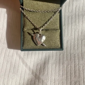 Halsband  - Intressekoll på mitt halsband från Maria Nilsdotter, kan tänka mig att byta eller sälja för bra pris 💞 bra skick! Nypris är 2795kr