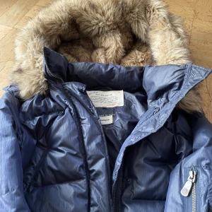 Odd Molly vinterjacka - Varm vinterjacka från Odd Molly. Luva i pälsimitation. Lite använd. Stl 1 (36-38)