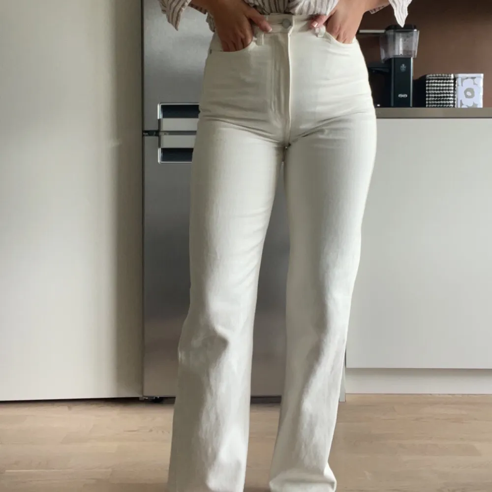 Vita jeans från Weekday! Modell Rowe i storlek 25/32. Jättelite uppsydda. Är 165 cm lång för referens. . Jeans & Byxor.