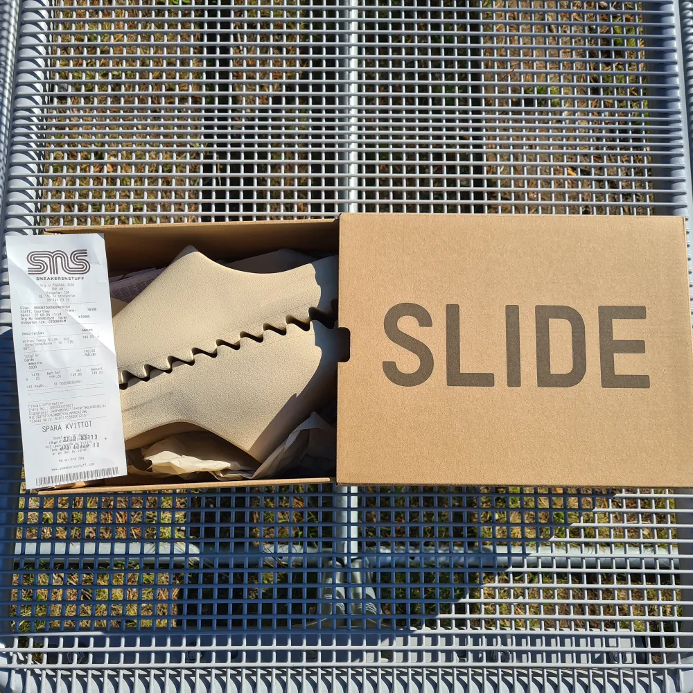 Hej!  Säljer helt nya, otestade Adidas Yeezy Slides 