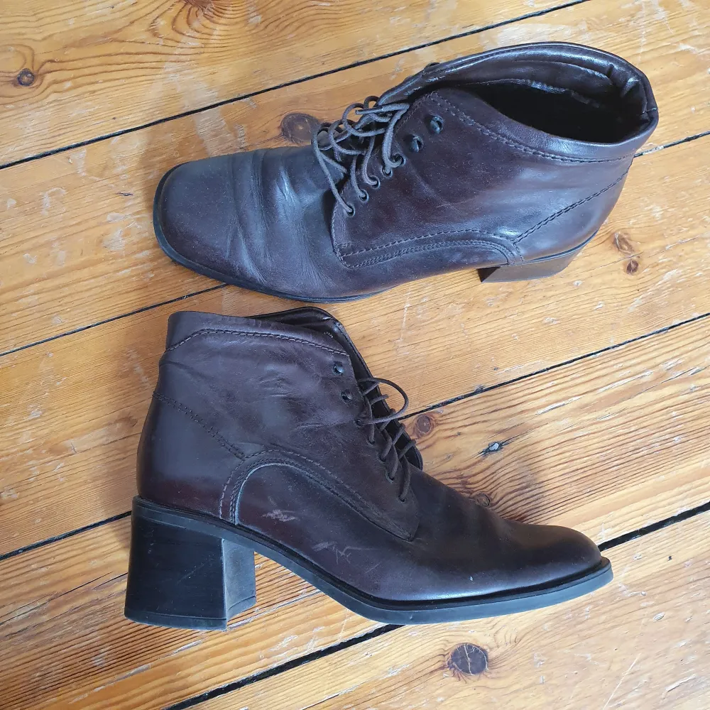 supersnygga mötkbruna boots med lite fodrig så kyltåliga också! köpa i berlin på en vintageaffär :-) har inte använt dom sen jag köpte dom pga lite för stora tyvärr... Skor.