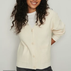 Kofta - Säljer nu denna kofta från nakd i storlek 36. Lite nopprig då den är använd men annars fint skick!❤️