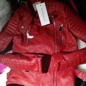 Skinnjacka - chiquelle - NWT - Säljer denna röda skinnjacka ifrån chiquelle. Nypris 700:-  Jackan är ny med tag kvar. Strl 38 300 plus frakt  