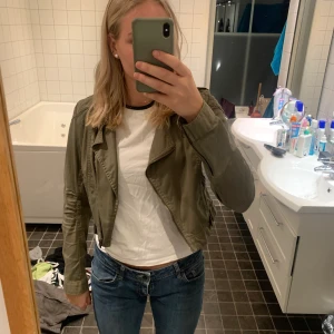 Jacka - As cool jacka i militärgrön färg. Lite liten på mig som vanligtvis har M. Bra skick!!💗