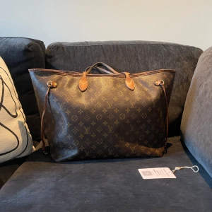 Louis Vuitton Neverfull GM monogram fuchsia insida  - Louis Vuitton Neverfull GM monogram med fuchsia insida (lila) vilket är ovanligt. Fint skick förutom små skavanker, bilder kan skickas. Från 2014. Vid frågor kontakta mig ⭐️  Finns att hämta i haninge eller skickas mot fraktkostnad 