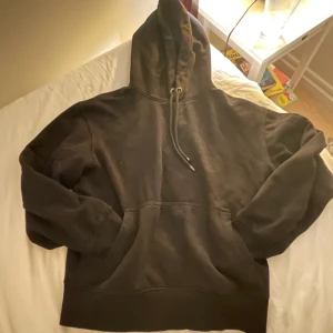 Weekday Hoodie  - En weekday Hoodie som har stoleken XS.  Man får en mer muskulös utstrålning. Säljer av anledningen att den är för lite 