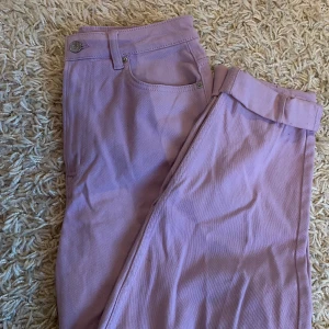 Lila jeans - Jätte fin pastellfärg! Super mysiga att ha på sig!💜 frakt tillkommer!