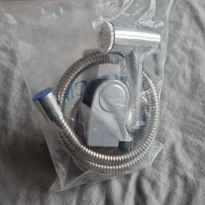 Till bad  - Liten vattenduch att koppla in. Hel nytt.