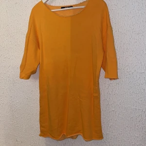 Mysig tröja, funkar till både höst och sommar.  - Funkar i alla årstider tycker jag., säljer då jag är klar med den🧡💛🧚🏼‍♂️🤍