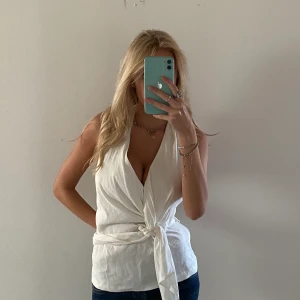 Topp - Säljer denna as snygga topp från zara som har en öppen rygg jätte fin!❤️