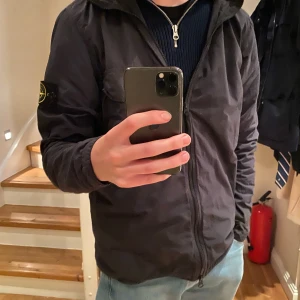 Stone Island overshirt  - Säljer min ston island jacka pga att jag vill skaffa något annat. Köpt på NK för 4000kr. Vill du ha fler bilder på jackan eller har några frågor så är det bara att skriva! Använd ett fåtal gånger så nästan sprillansny skick! Perfekt jacka in för våren!