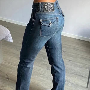 Blå jeans  - Svin snygga vintage byxor!! Säljer då de e för stora för mig :/ 💥Mörkblå lågmidjade straight leg  jeans💥 66kr frakt tillkommer 😊