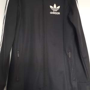 Säljer nu min Adidas klänning, funkar både som en klänning och kofta, sparsamt använt ett par gånger, väldigt bra skick, storlek 38  Kan mötas upp i Västerås