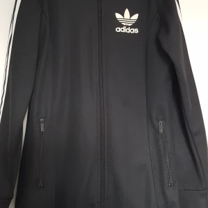 Adidas Hoodie/Klänning - Säljer nu min Adidas klänning, funkar både som en klänning och kofta, sparsamt använt ett par gånger, väldigt bra skick, storlek 38  Kan mötas upp i Västerås