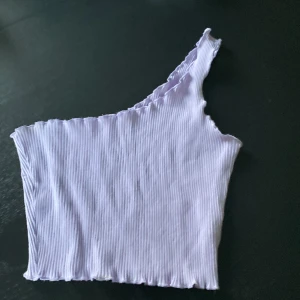 Topp - En jättefin babylila topp i storlek S/M materialet är jätteskönt och mjukt. TRYCK INTE PÅ KÖP NU!!