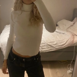 Stickad polotröja - Snygg stickad tröja med polo. Använd ett fåtal gånger. Skickar spårbar frakt!  💗