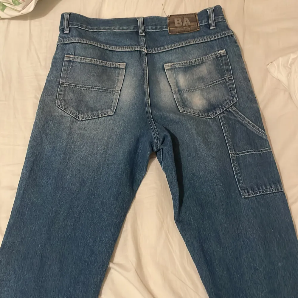 Liknande carhartt jeans med lite problem vid gylfen men går o fixas med att dra upp hårt, annars as fetta, passar baggy och sköna. Jeans & Byxor.