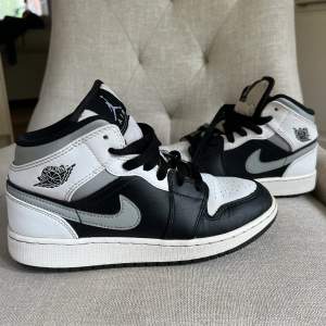 Jordan 1 mid white shadow. Använt ett par gånger men fortfarande i  väldigt fint skick. Den andra bilden ser man lite slitage, annars är de i väldigt bra skick. Jag köpte mina för 3250kr från sold out. De passar även 38or💗box tillkommer ofc.66kr i frakt. 