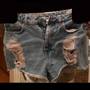 Monki - Shorts från Monki. Säljer för dom har blivit för små. Bra skick. Skriv privat för fler bilder/frågor. Köparen står för frakten!❤️
