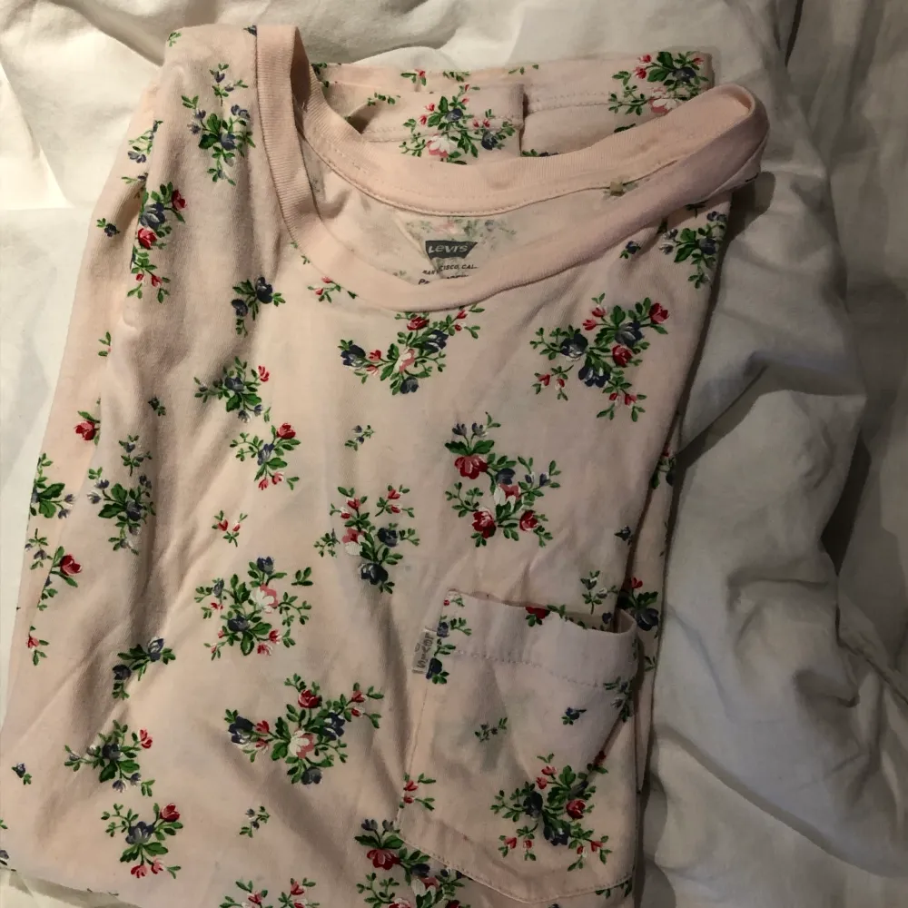 Säljer denna supersöta Levis t-shirt. Superbra skick och knappt använd.Hör av er om ni har några frågor! 💗 . T-paidat.