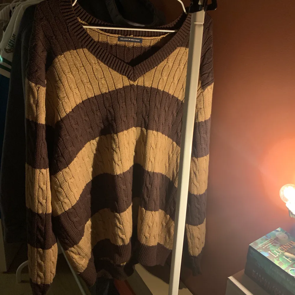 Brun stickad tröja från Brandy Melville, köpt för ca ett år sedan men i nyskick då jag bara använt den 1 gång. Nypris 416 kr. Skriv för fler bilder <3. Tröjor & Koftor.