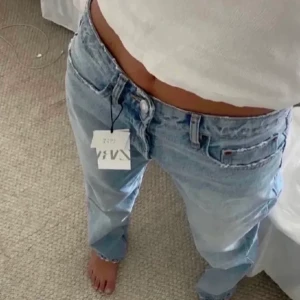 Zara mid rise jeans - Säljer mina absolut favoritjeans eftersom de har blivit för små för mig. Mid rise modellen med knappar. Jeansen är i riktigt fint skick. ❗️LÅNADE BILDER❗️skriv privat för egna bilder!!!!!
