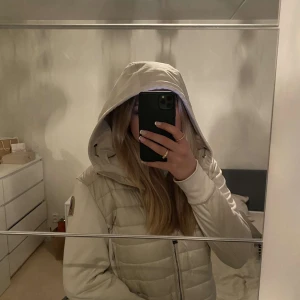 Para jumper jacka  - Säljer min para jumper jacka, använd Max 3-4 gånger, därav väldigt bra skick.  Beige färg.  Storlek L men passar mig som har S/M.  Köpt för 3200kr i butik.  Kan skicka fler bilder.  Pris kan diskuteras vid snabb affär. 