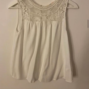 Spetslinne - Vitt linne med spets från h&m, fint skick, storlek 170