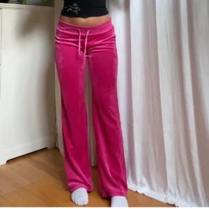 Lågmidjade mjukis - Lågmidjade mjukisbyxor med en bakficka💓 innerben 80, passar allt från 165-175. 