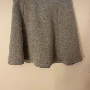 Grå kjol från Ullared, endast använd en gång, storlek 146/152
