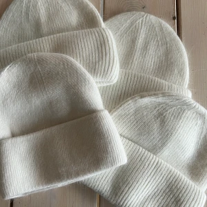 Mössor  - Mössor från julidesign, Kashmirmix och bomull. Superfina och jättesköna. 320kr/st eller högsta bud. BEGRÄNSAT ANTAL💕 finns i fler färger 